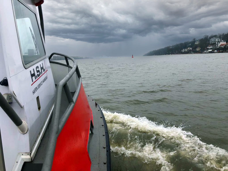 H.S.H. Festmacherboot auf der Elbe